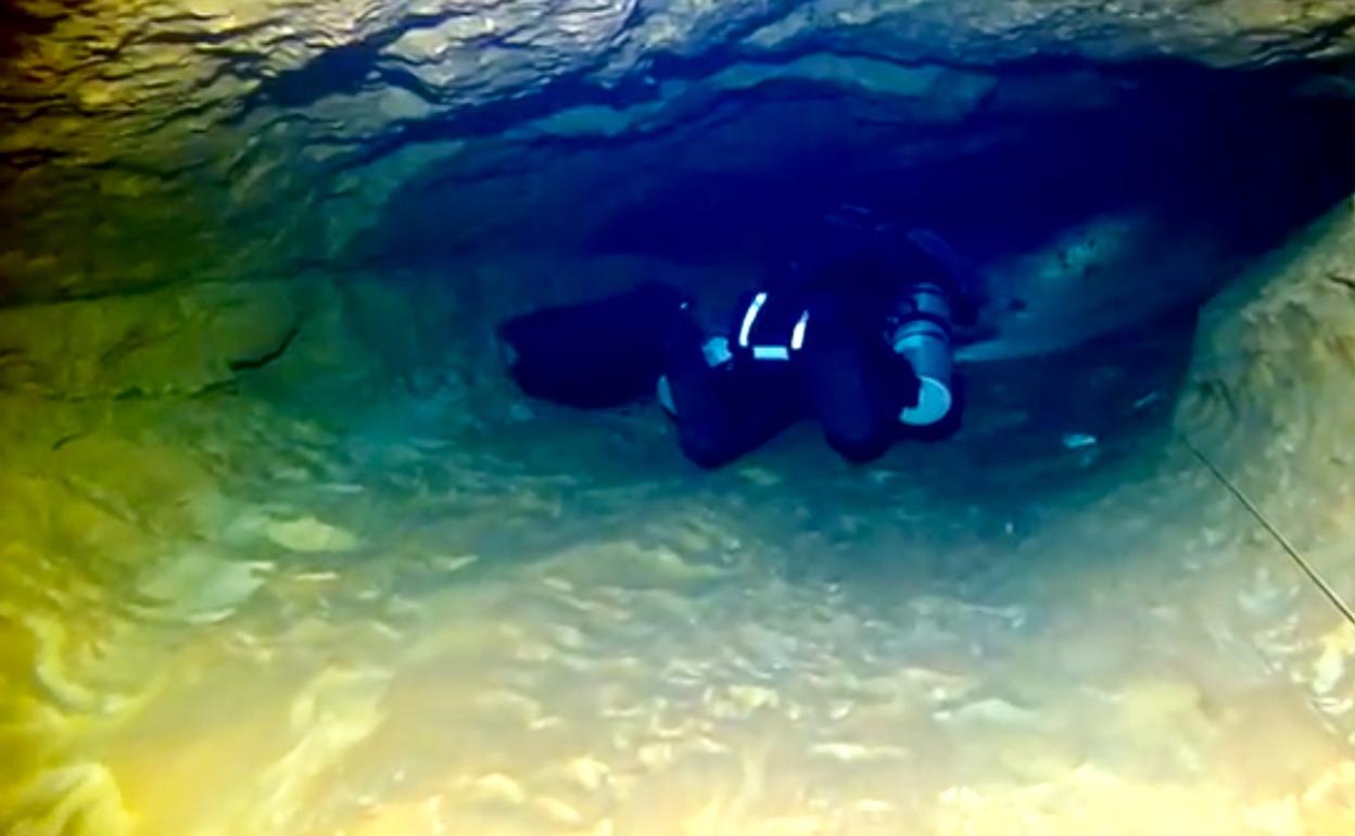 Interior de la cueva donde murió el guardia civil.