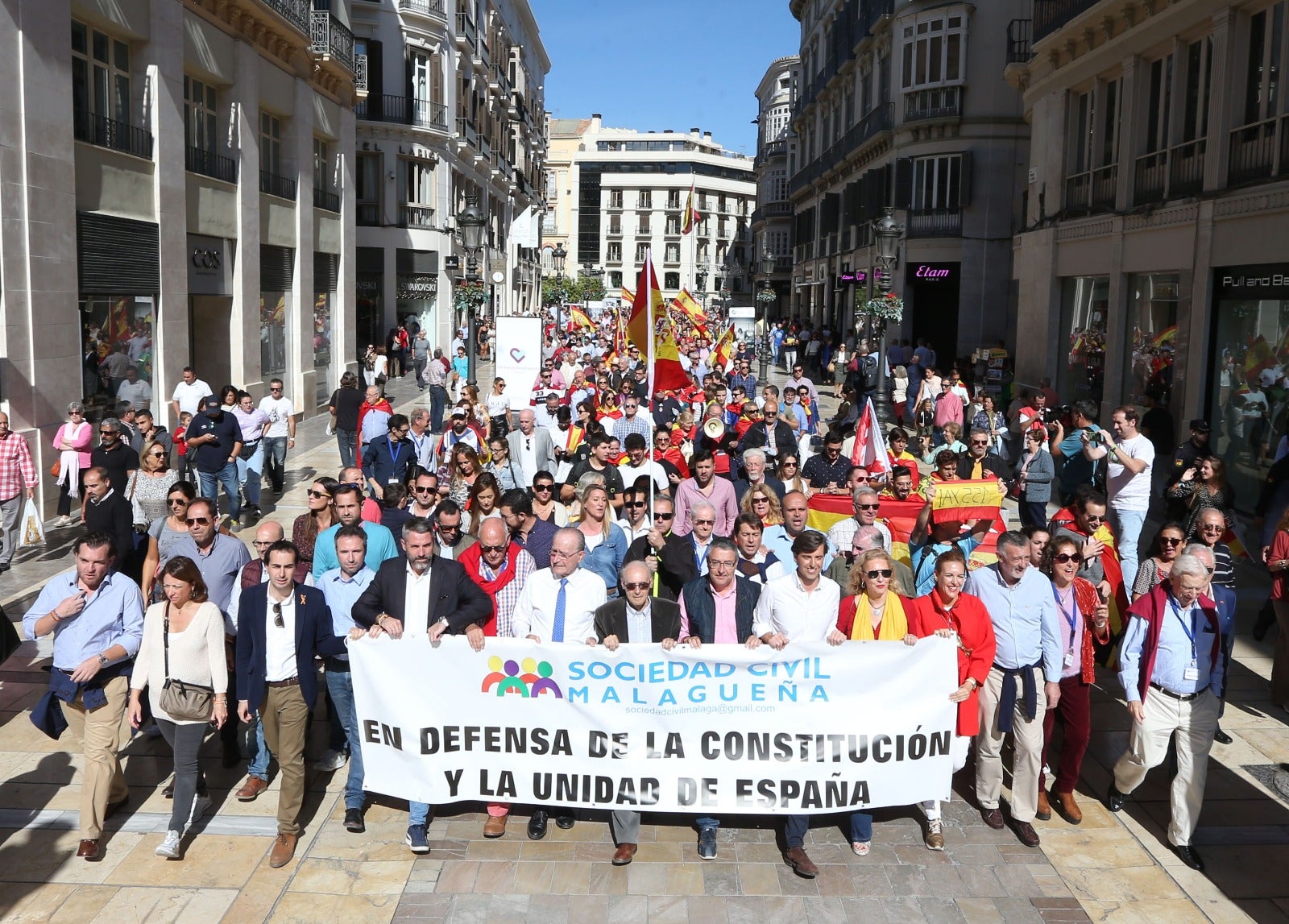 PP, Ciudadanos y Vox marchan juntos en la manifestación en solidaridad con Cataluña y con unos 2.200 asistentes según la Policía Nacional