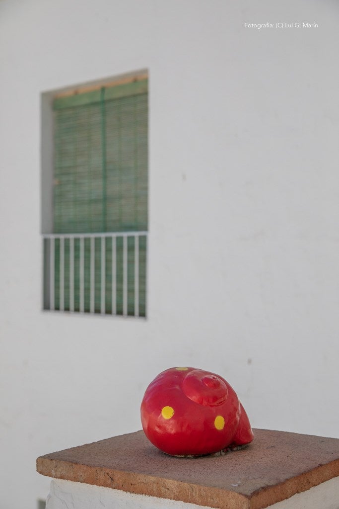 «Por si fuera poco las casas encaladas, las calles adornadas de flores, y la naturaleza radiante en plena Sierra de las Nieves, Tolox tiene un añadido más a su encanto. Desde hace tres años, se encuentran en sus calles las muestras de arte que dejan los artistas en los encuentros Art-Tolox. Nos damos una vuelta por las calles del pueblo, a encontrarnos con ese museo al aire libre, y más tarde paseamos por su entorno, para encontrarnos con ese arte natural»