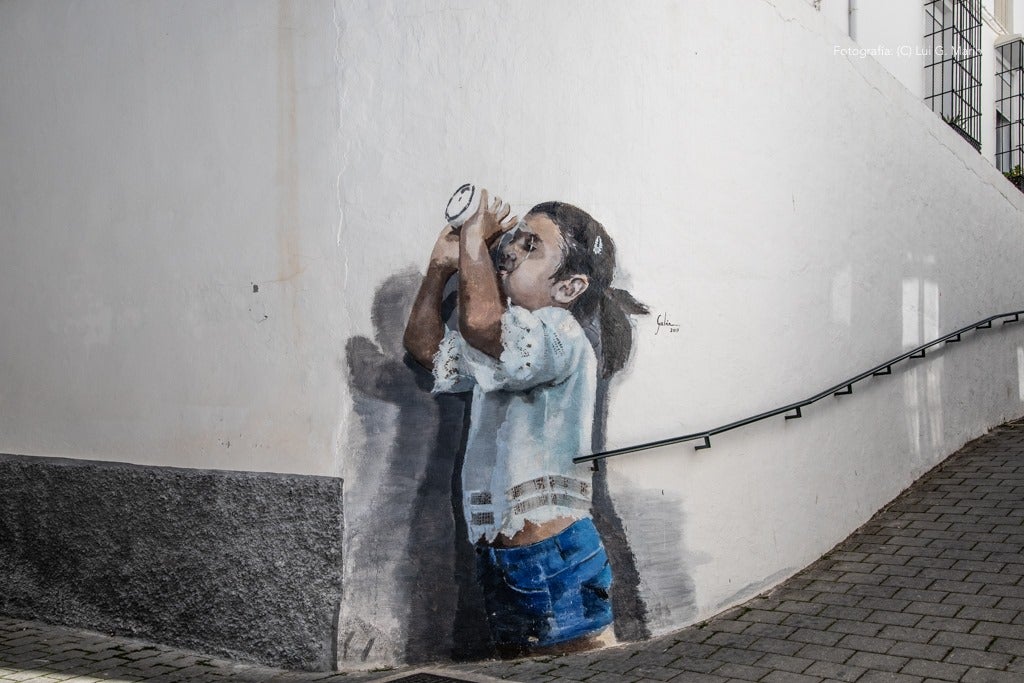 «Por si fuera poco las casas encaladas, las calles adornadas de flores, y la naturaleza radiante en plena Sierra de las Nieves, Tolox tiene un añadido más a su encanto. Desde hace tres años, se encuentran en sus calles las muestras de arte que dejan los artistas en los encuentros Art-Tolox. Nos damos una vuelta por las calles del pueblo, a encontrarnos con ese museo al aire libre, y más tarde paseamos por su entorno, para encontrarnos con ese arte natural»