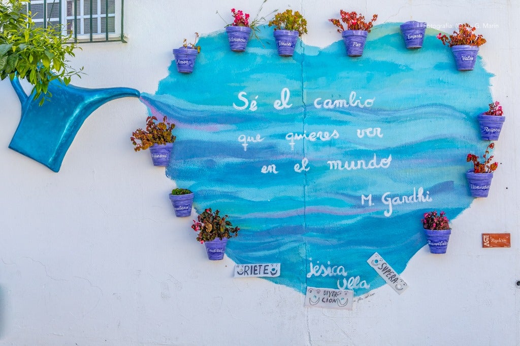 «Por si fuera poco las casas encaladas, las calles adornadas de flores, y la naturaleza radiante en plena Sierra de las Nieves, Tolox tiene un añadido más a su encanto. Desde hace tres años, se encuentran en sus calles las muestras de arte que dejan los artistas en los encuentros Art-Tolox. Nos damos una vuelta por las calles del pueblo, a encontrarnos con ese museo al aire libre, y más tarde paseamos por su entorno, para encontrarnos con ese arte natural»