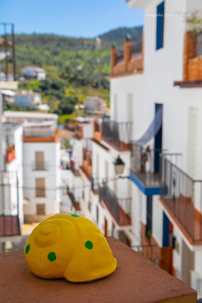 «Por si fuera poco las casas encaladas, las calles adornadas de flores, y la naturaleza radiante en plena Sierra de las Nieves, Tolox tiene un añadido más a su encanto. Desde hace tres años, se encuentran en sus calles las muestras de arte que dejan los artistas en los encuentros Art-Tolox. Nos damos una vuelta por las calles del pueblo, a encontrarnos con ese museo al aire libre, y más tarde paseamos por su entorno, para encontrarnos con ese arte natural»