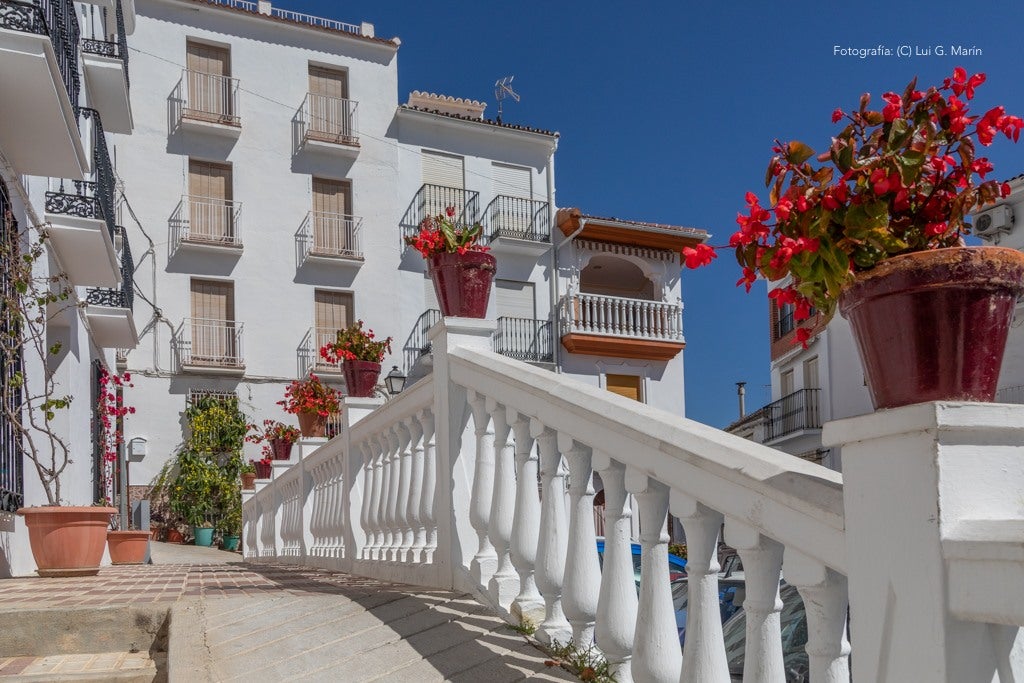 «Por si fuera poco las casas encaladas, las calles adornadas de flores, y la naturaleza radiante en plena Sierra de las Nieves, Tolox tiene un añadido más a su encanto. Desde hace tres años, se encuentran en sus calles las muestras de arte que dejan los artistas en los encuentros Art-Tolox. Nos damos una vuelta por las calles del pueblo, a encontrarnos con ese museo al aire libre, y más tarde paseamos por su entorno, para encontrarnos con ese arte natural»