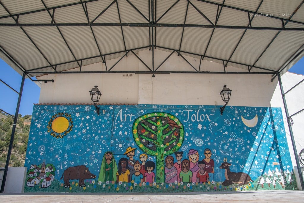 «Por si fuera poco las casas encaladas, las calles adornadas de flores, y la naturaleza radiante en plena Sierra de las Nieves, Tolox tiene un añadido más a su encanto. Desde hace tres años, se encuentran en sus calles las muestras de arte que dejan los artistas en los encuentros Art-Tolox. Nos damos una vuelta por las calles del pueblo, a encontrarnos con ese museo al aire libre, y más tarde paseamos por su entorno, para encontrarnos con ese arte natural»