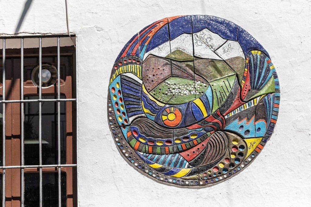 «Por si fuera poco las casas encaladas, las calles adornadas de flores, y la naturaleza radiante en plena Sierra de las Nieves, Tolox tiene un añadido más a su encanto. Desde hace tres años, se encuentran en sus calles las muestras de arte que dejan los artistas en los encuentros Art-Tolox. Nos damos una vuelta por las calles del pueblo, a encontrarnos con ese museo al aire libre, y más tarde paseamos por su entorno, para encontrarnos con ese arte natural»