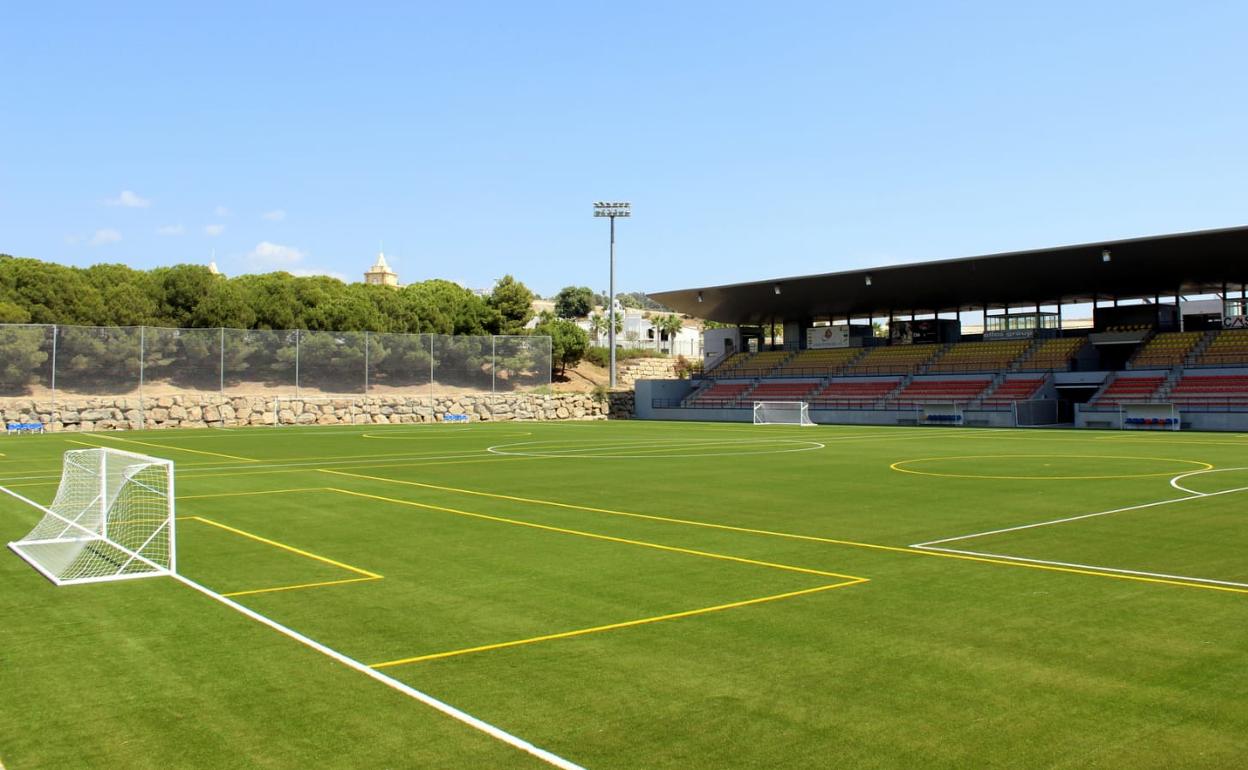 Vista general del campo de fútbol municipal, una de las instalaciones donde se aplicará el plan de eficiencia energética.