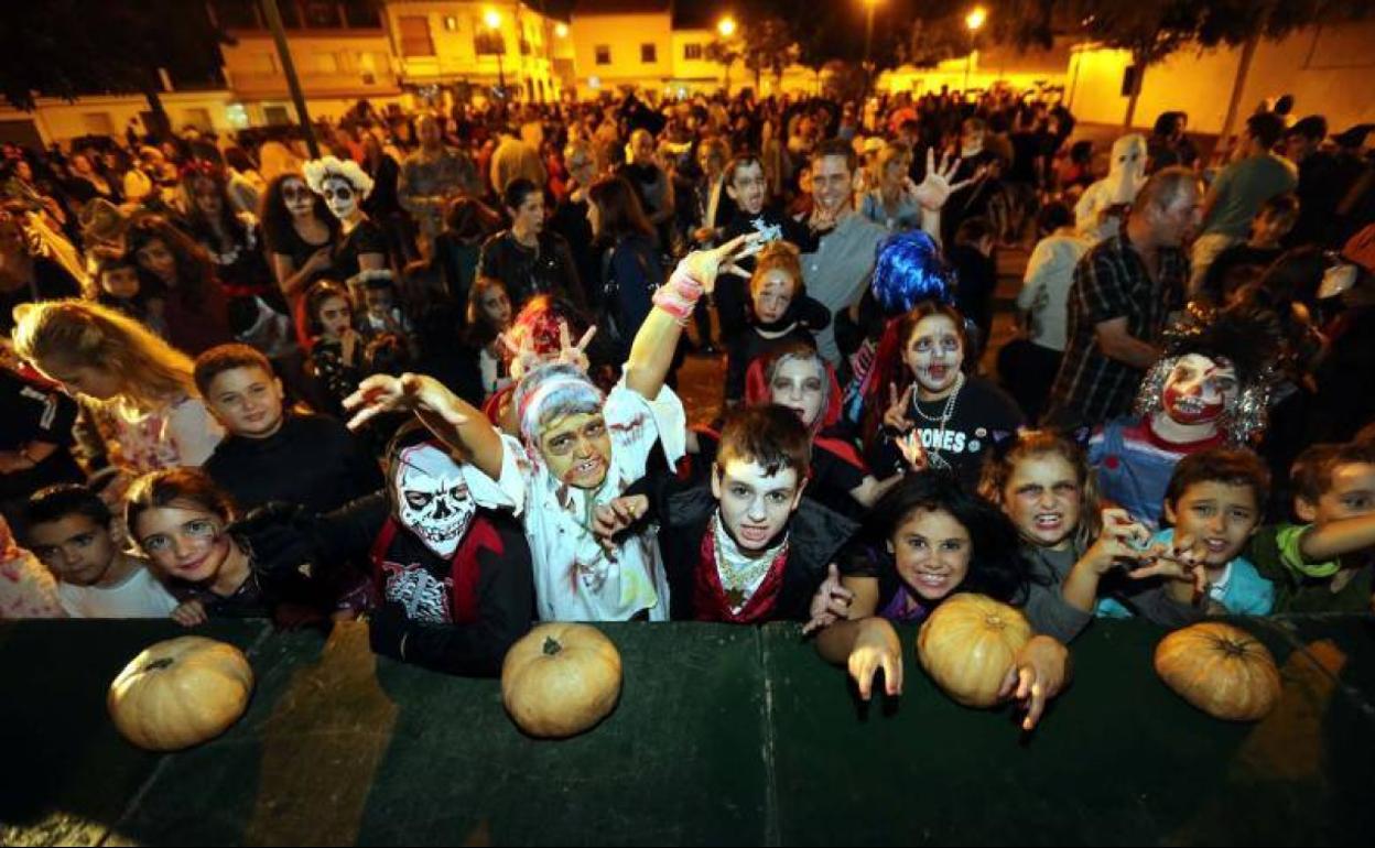 Asistentes a una fiesta de Halloween en Málaga. 