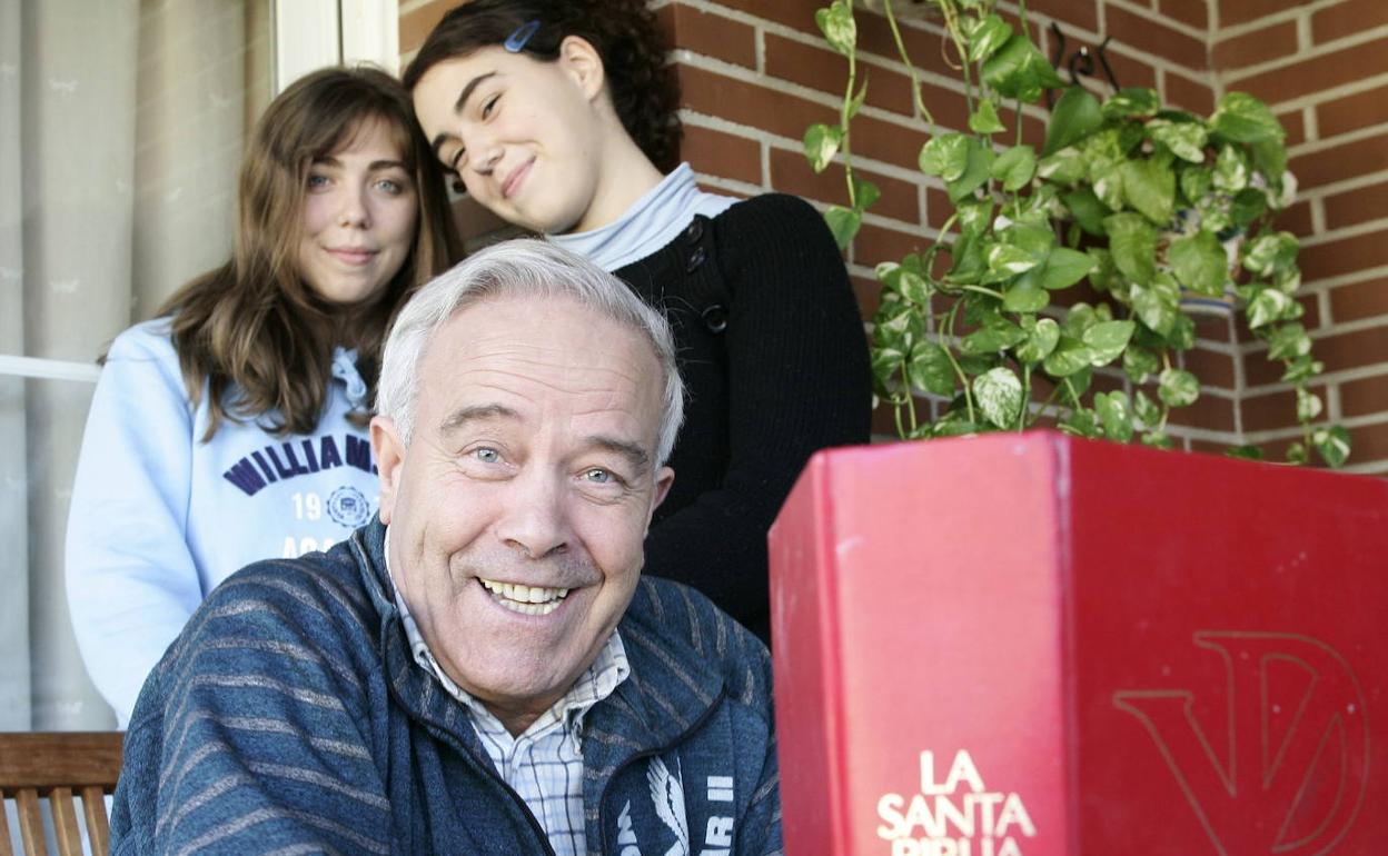 Julio Pérez Pinillos, con sus hijas. Encabezó también el movimiento de los curas obreros