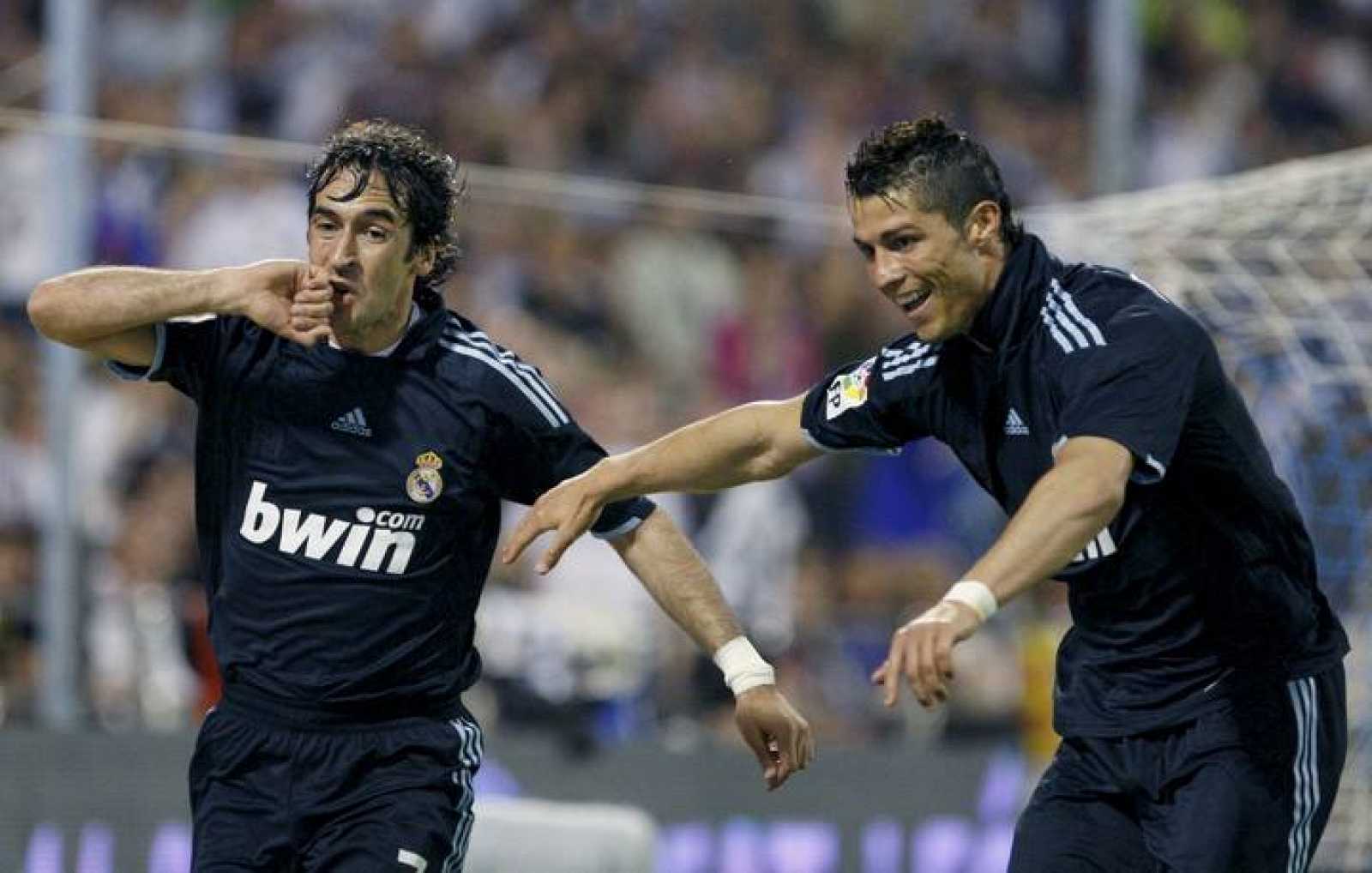 Raúl celebra un gol en su último partido con el Real Madrid junto a Cristiano Ronaldo en Zaragoza