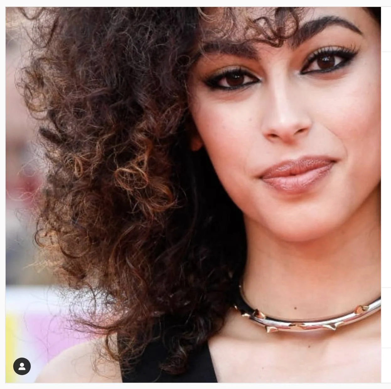 Mina Alhamanni (protagonista de la serie Elite de Netflix), con un collar suyo.