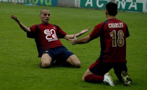 Yuri celebra un gol con el Pontevedra con su primo Charles, con el que formó ataque en el equipo que dirigió Javi Gracia.