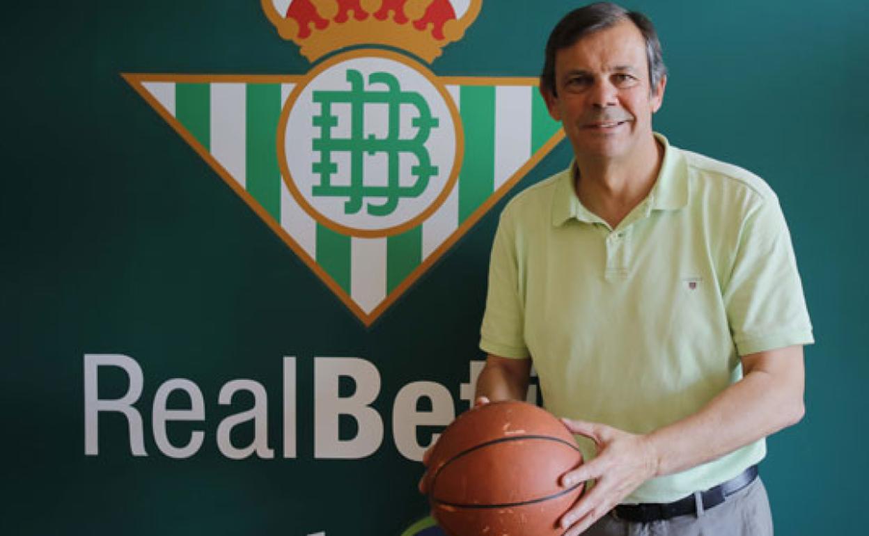 Juanma Rodríguez posa delante del escudo del Coosur Betis. 