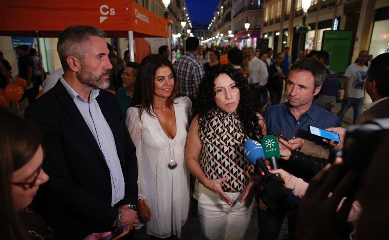 Rocío Ruiz, en el centro, durante su visita a Málaga 