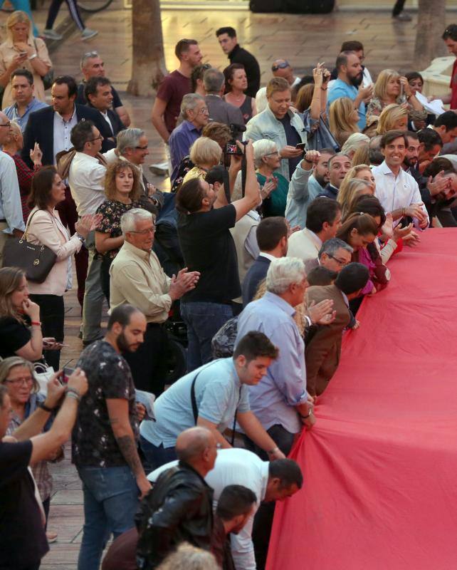 El PP desplegó una gran bandera de España en la plaza de la Constitución