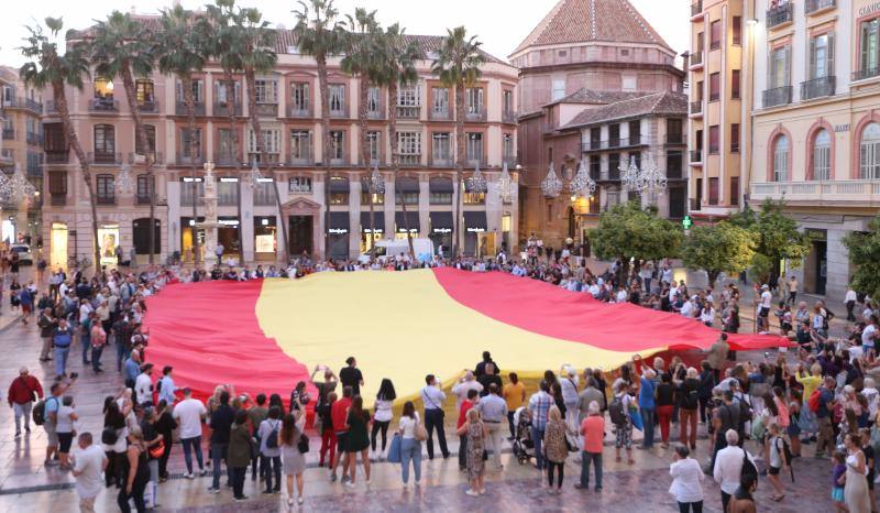 El PP desplegó una gran bandera de España en la plaza de la Constitución