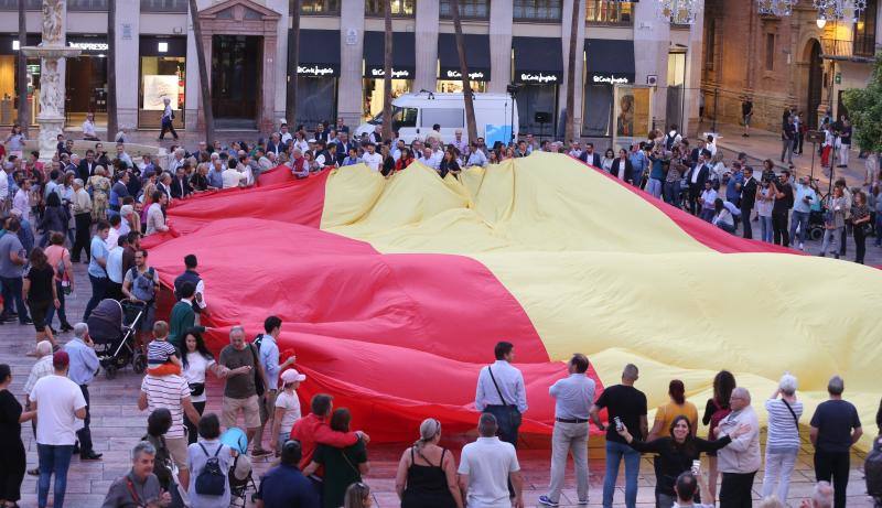 El PP desplegó una gran bandera de España en la plaza de la Constitución