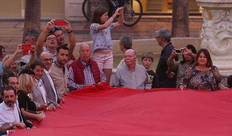 El PP desplegó una gran bandera de España en la plaza de la Constitución