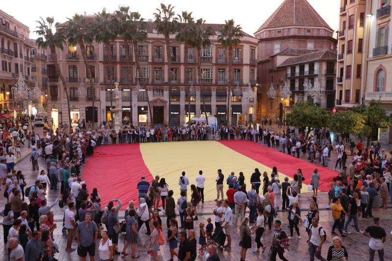 El PP desplegó una gran bandera de España en la plaza de la Constitución