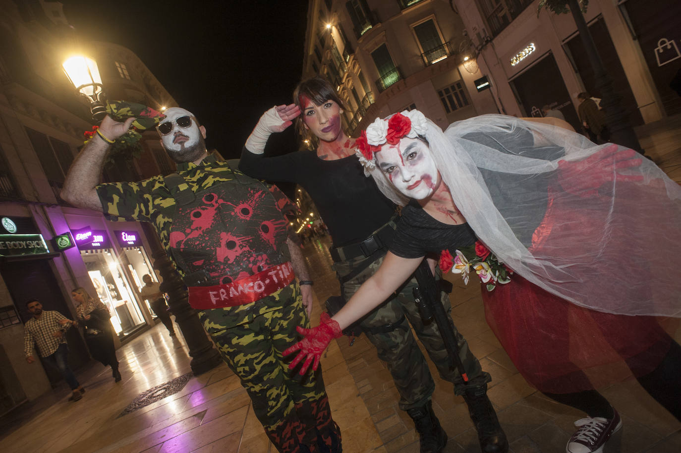 Disfraces para la Noche de Brujas en la calle Larios