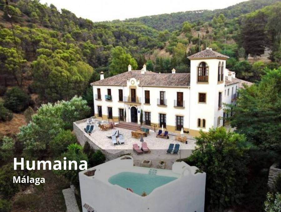 En el corazón del parque natural de los Montes de Málaga se encuentra este coqueto hotel. Frente a una de la áreas recreativas que hay en este espacio protegido, este alojamiento pensado para disfrutar sobre todo de su entorno, donde prima el bosque mediterráneo. Desde allí se pueden hacer varias rutas de senderismo, como la que lleva hasta Las Contadoras o la que conduce hasta el conocido como Mirador del Cochino. El precio de la habitación doble en otoño suele estar en torno a los 75 euros por noche. Entre sus instalaciones, pensadas para la desconexión de sus huéspedes, hay una biblioteca con chimenea y un restaurante que gira en torno a la cocina típica de esta zona de la provincia de Málaga.