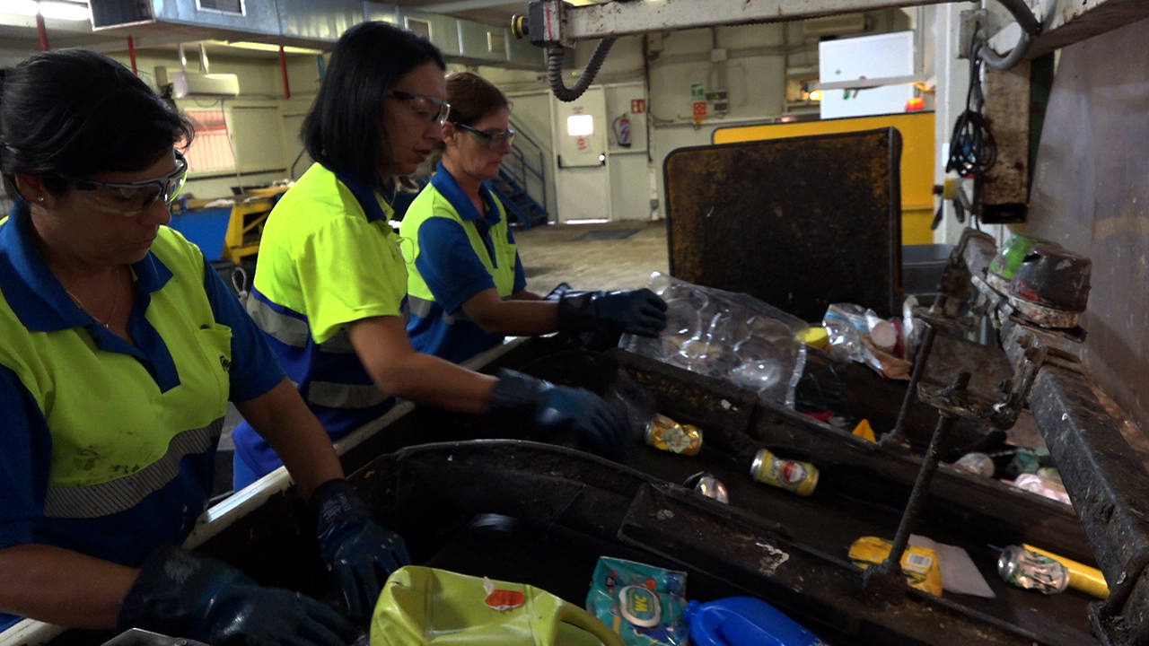 La planta de tratamiento de Málaga separa cada día 35 toneladas de envases para su reciclaje. La mayor parte del proceso es automática y permite clasificar siete tipos de materiales de entre los 10 kilos que cada ciudadano deposita al año en el contenedor amarillo