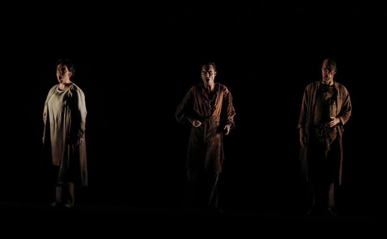 Berna Perles, a la izquierda, junto a Pablo García López y Roman Ialcic, durante el ensayo general de 'Fidelio'. 