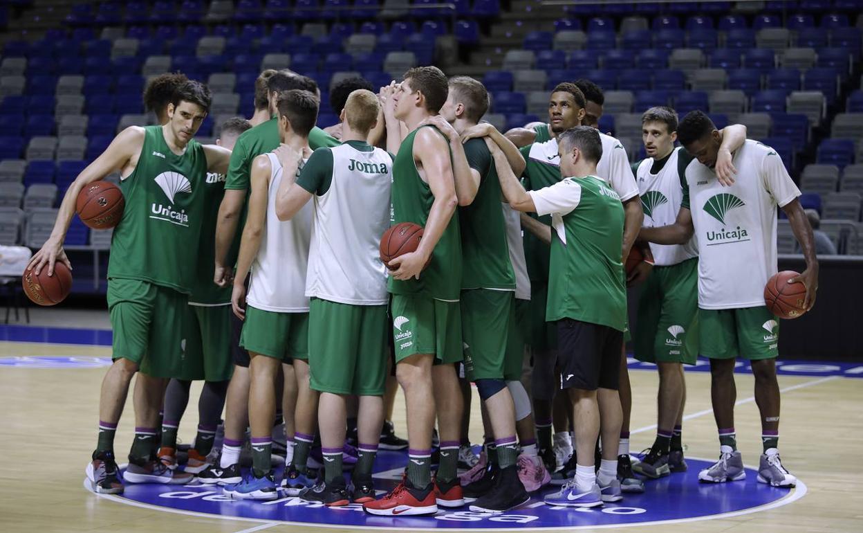 La plantilla del Unicaja hace piña en un entrenamiento de esta semana en el Palacio. 