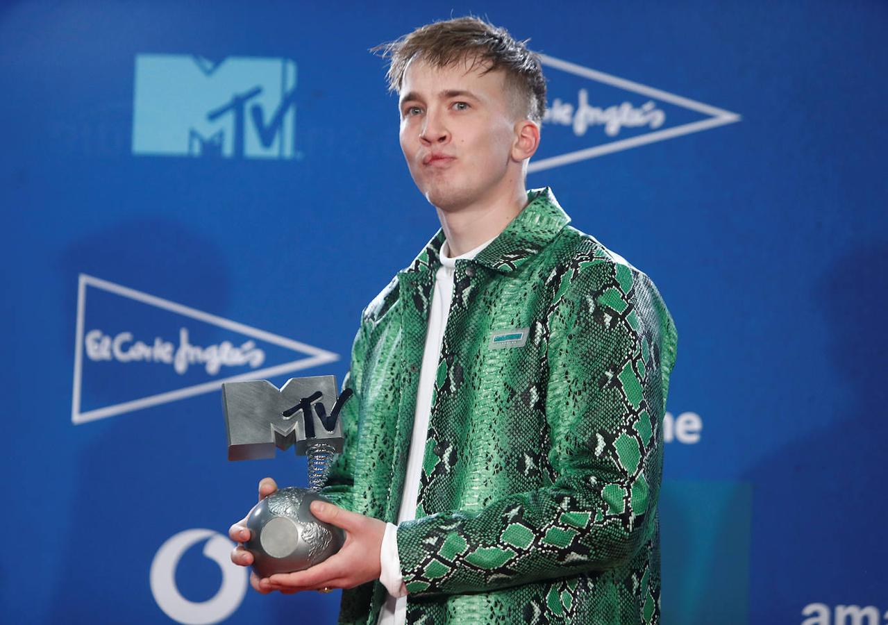 El cantante Snelle con su premio.