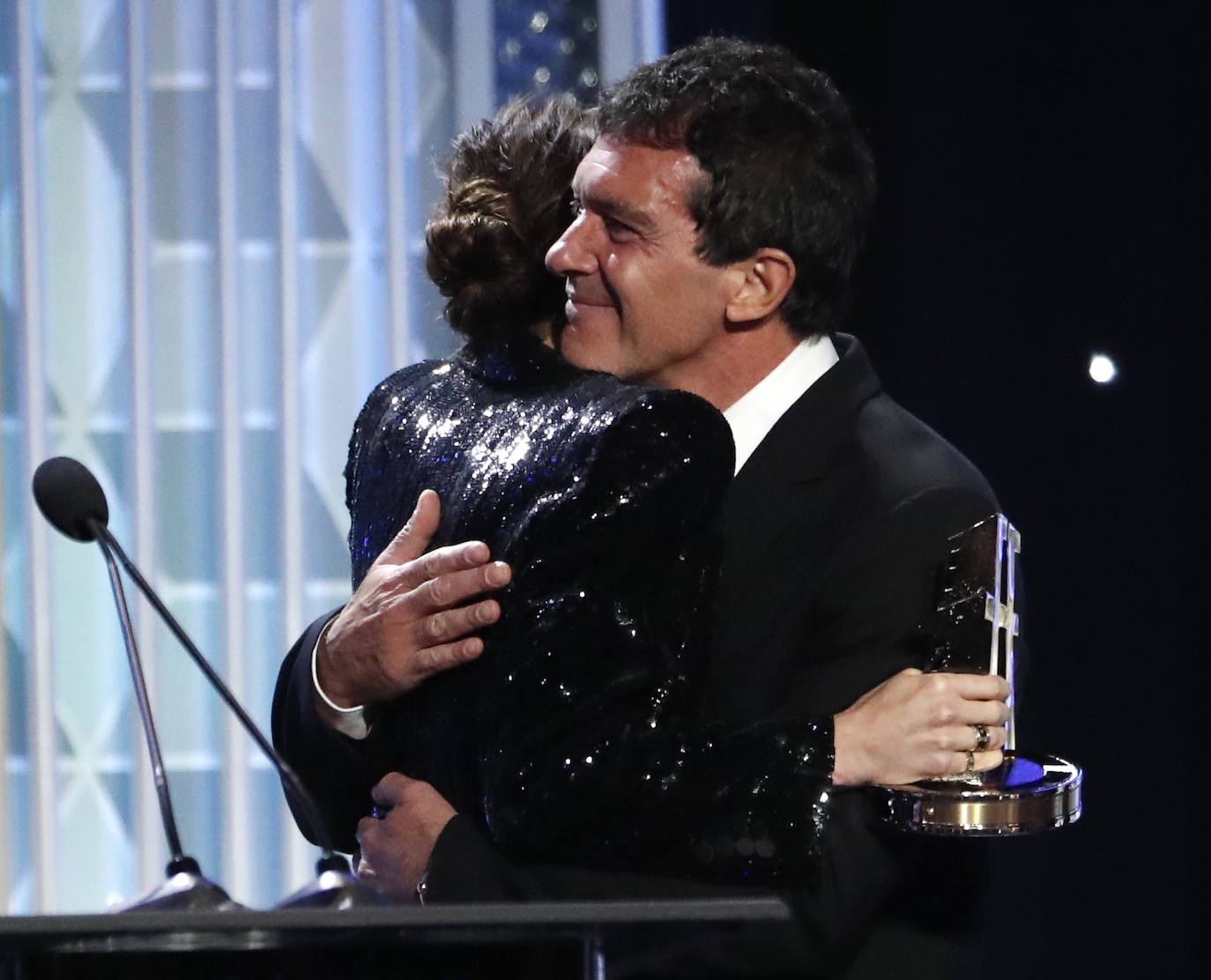 El malagueño recibió el galardón de manos de la actriz Dakota Johnson, hija de su exmujer Melanie Griffith