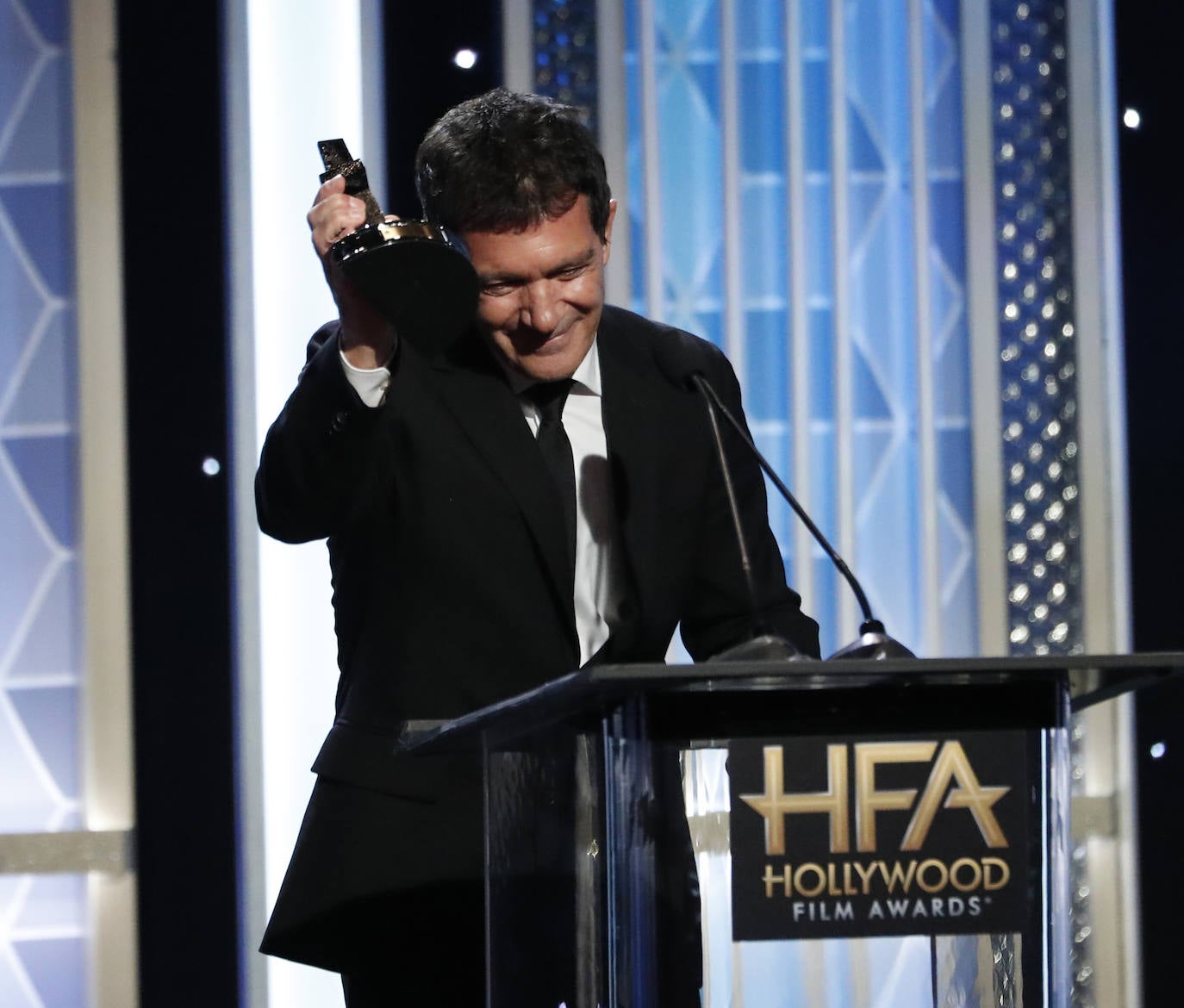 El malagueño recibió el galardón de manos de la actriz Dakota Johnson, hija de su exmujer Melanie Griffith