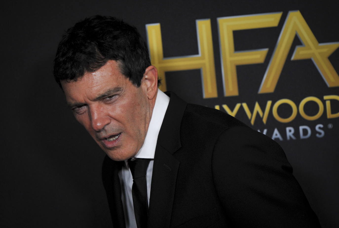 El malagueño recibió el galardón de manos de la actriz Dakota Johnson, hija de su exmujer Melanie Griffith