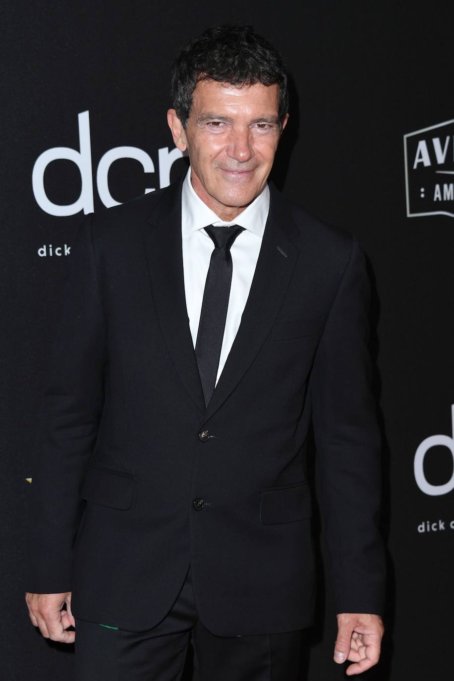 El malagueño recibió el galardón de manos de la actriz Dakota Johnson, hija de su exmujer Melanie Griffith