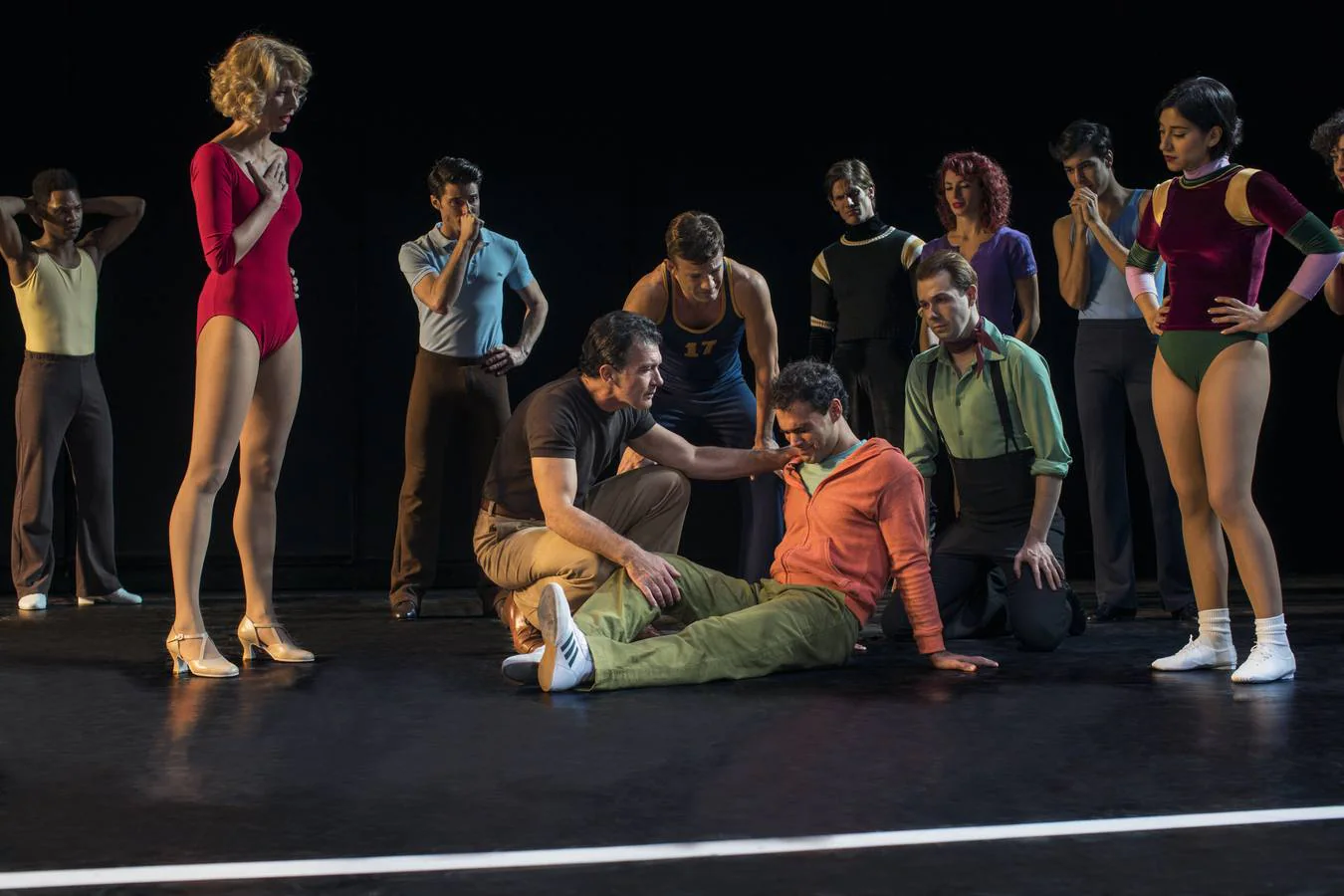 La cuenta atrás para 'A Chorus Line' ha empezado. El Teatro del Soho Caixabank lanza las primeras imágenes oficiales del musical que inaugura el escenario de Antonio Banderas el 15 de noviembre. El actor malagueño aparece caracterizado como 'Zach', el famoso y exigente coreógrafo que elige en una audición a los bailarines que formarán parte de la línea del coro, rodeado de la veintena de artistas que componen el elenco