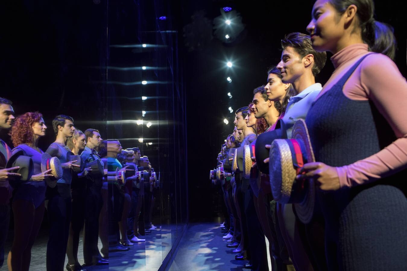 La cuenta atrás para 'A Chorus Line' ha empezado. El Teatro del Soho Caixabank lanza las primeras imágenes oficiales del musical que inaugura el escenario de Antonio Banderas el 15 de noviembre. El actor malagueño aparece caracterizado como 'Zach', el famoso y exigente coreógrafo que elige en una audición a los bailarines que formarán parte de la línea del coro, rodeado de la veintena de artistas que componen el elenco