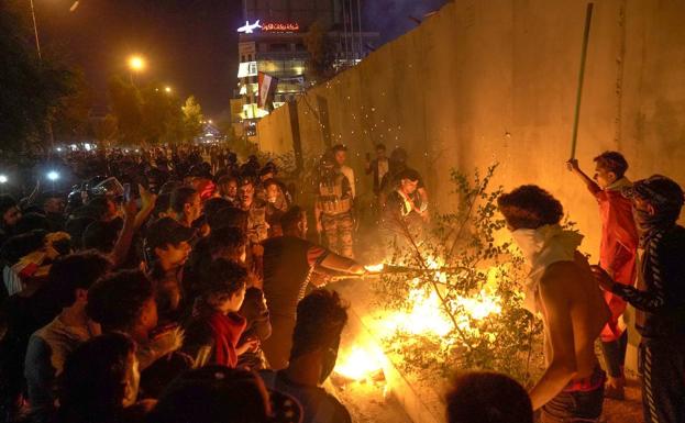 Los manifestantes incendian el exterior de la sede diplomática.