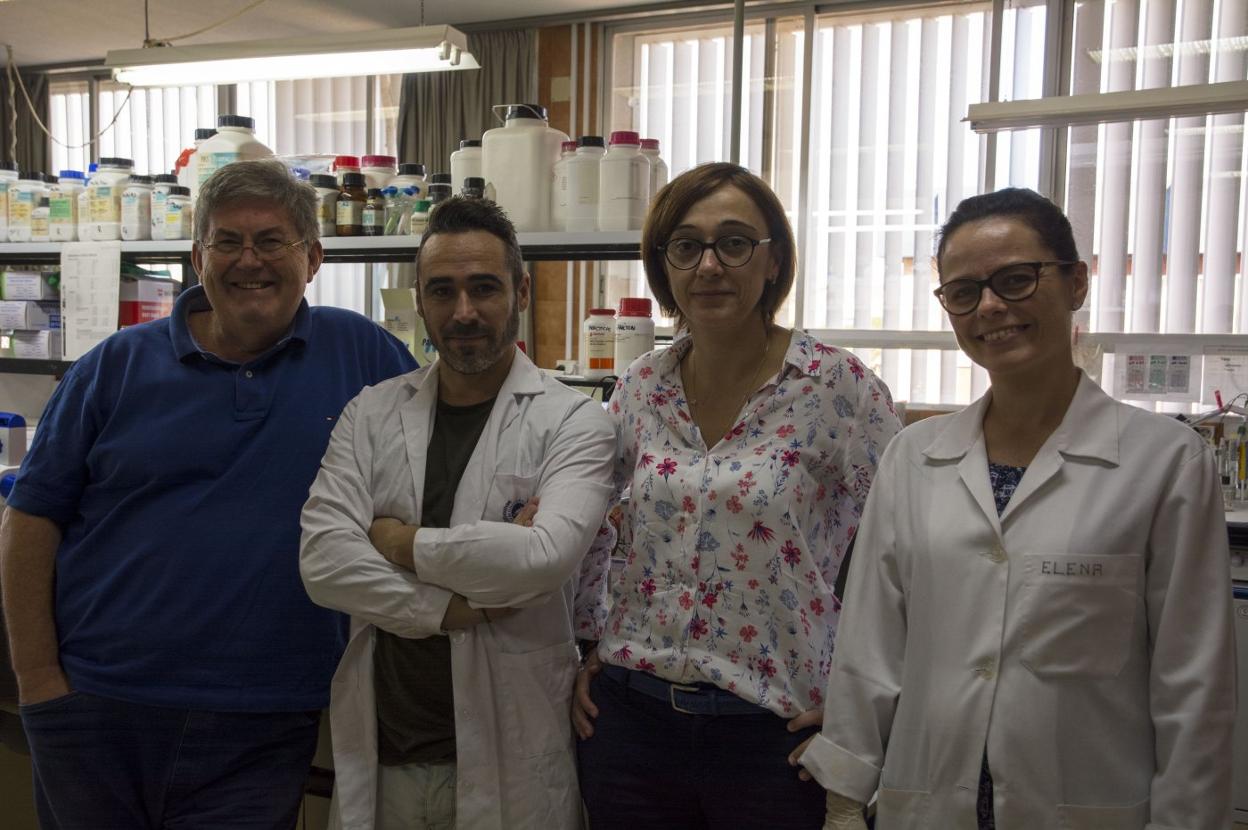José Antonio Fernández y Lourdes Rubio, profesores del departamento de Botánica y Fisiología Vegetal, junto a investigadores. :: eva s. melendo