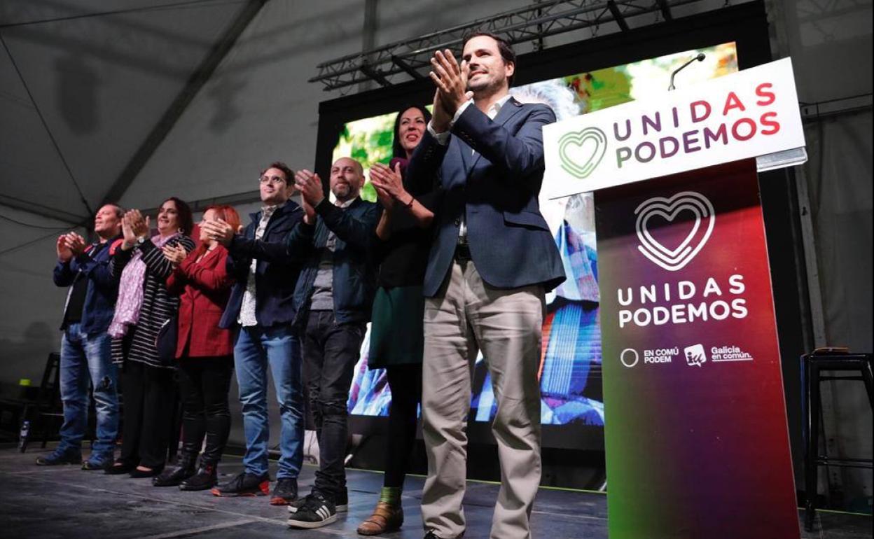 Garzón y García Sempere, junto al resto de participantes del acto.