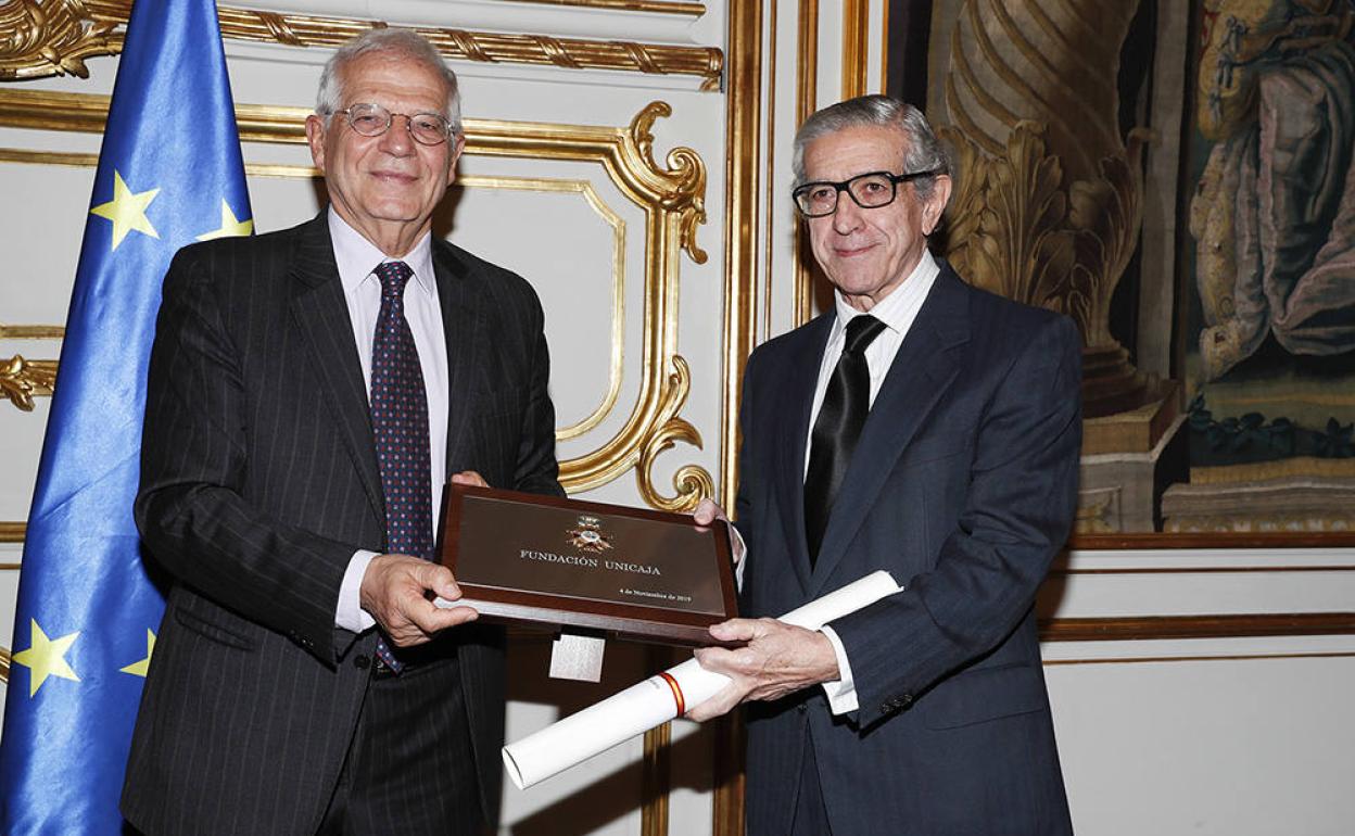 Braulio Medel ha recibido la distinción de manos del ministro de Asuntos Exteriores en funciones, Josep Borrell.