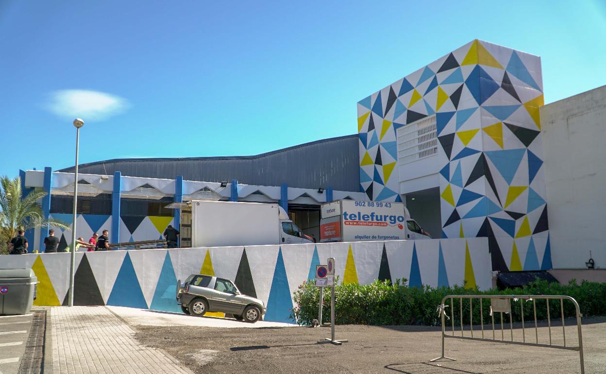 Furgonetas, hoy, en el muelle de carga del Palacio de Ferias y Congresos de Marbella.