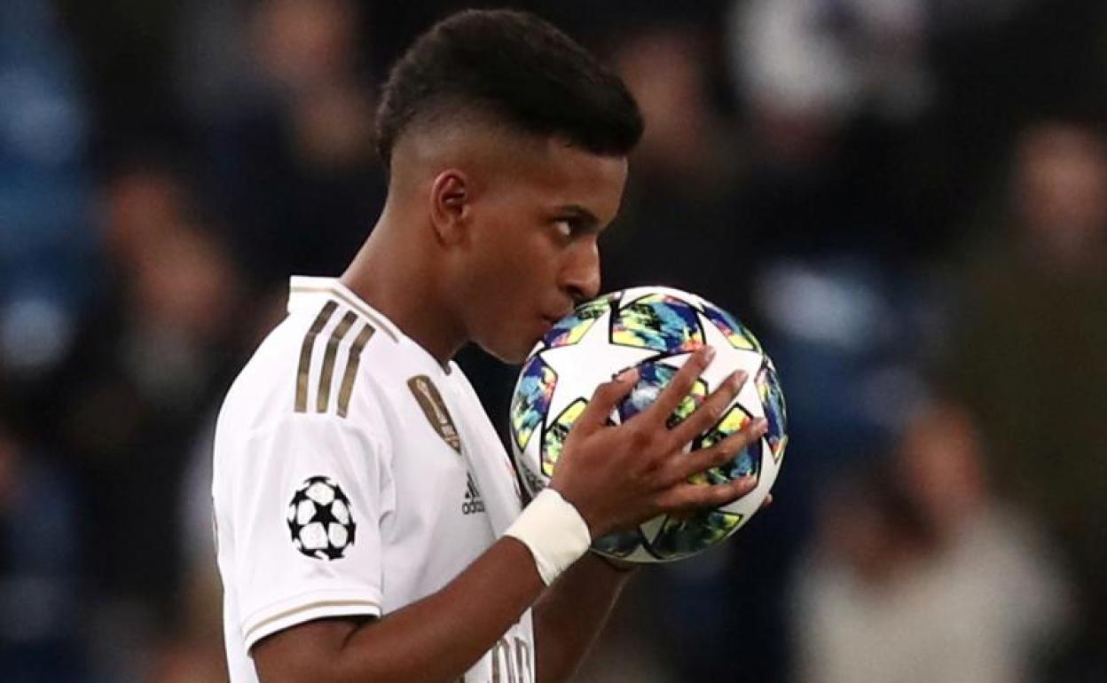 Rodrygo besa el balón de su primer 'hat-trick'.