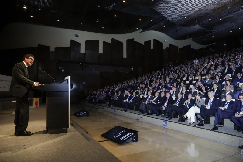 Entre los asistentes se encuentran referentes internacionales como el actor y empresario malagueño Antonio Banderas; el presidente de SEAT, Luca de Meo; el consejero delegado de Repsol, Josu Jon Imaz, y el presidente de CaixaBank, Jordi Gual.