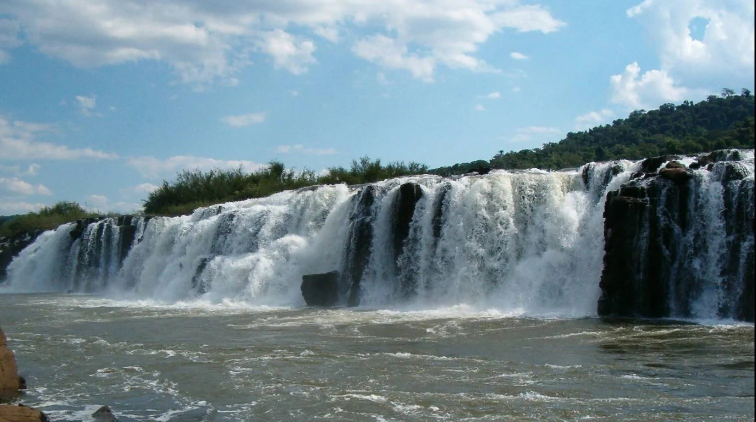 Saltos del Moconá. Con una altura de 10 metros, esta cascada interrumpe durante unos 3 kilómetros el curso del río Uruguay en la frontera entre Brasil y Argentina, en la provincia argentina de Misiones.