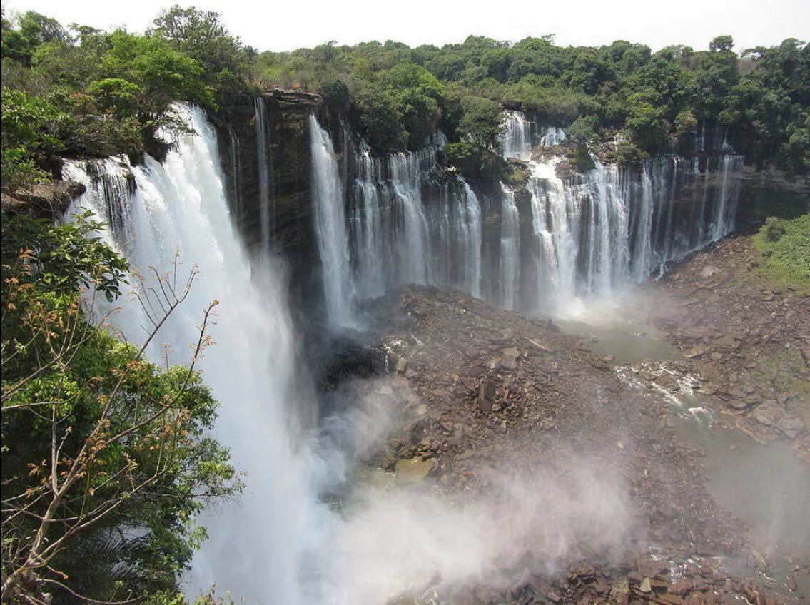 Cataratas de Kalandula, en la provincia de Malanje (Angola). Tienen un ancho impresionante de 410 metros y una caída de 105 metros. El ruido atronador y la bruma del agua forman un escenario de película.