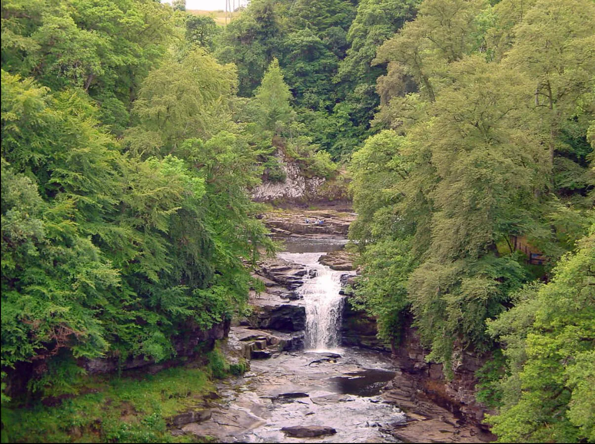 Corra Linn, Glasgow. Es uno de los lugares más mágicos de Escocia. Corra Linn falls es una de tres cascadas sobre el río Clyde al sur de Glasgow. Se puede llegar caminando desde la histórica ciudad de New Lanark a través de un camino arbolado junto al río. Sus caídas de agua han impresionado e inspirado a muchos poetas y escritores durante siglos.