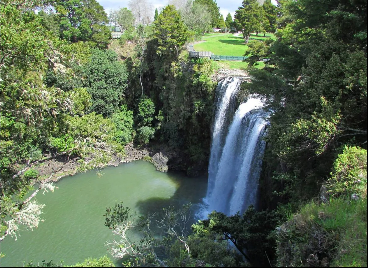 Whangarei Falls, Nueva Zelanda. Se encuentra casi dentro del núcleo urbano y tiene una espectacular caída de agua de 27 metros.