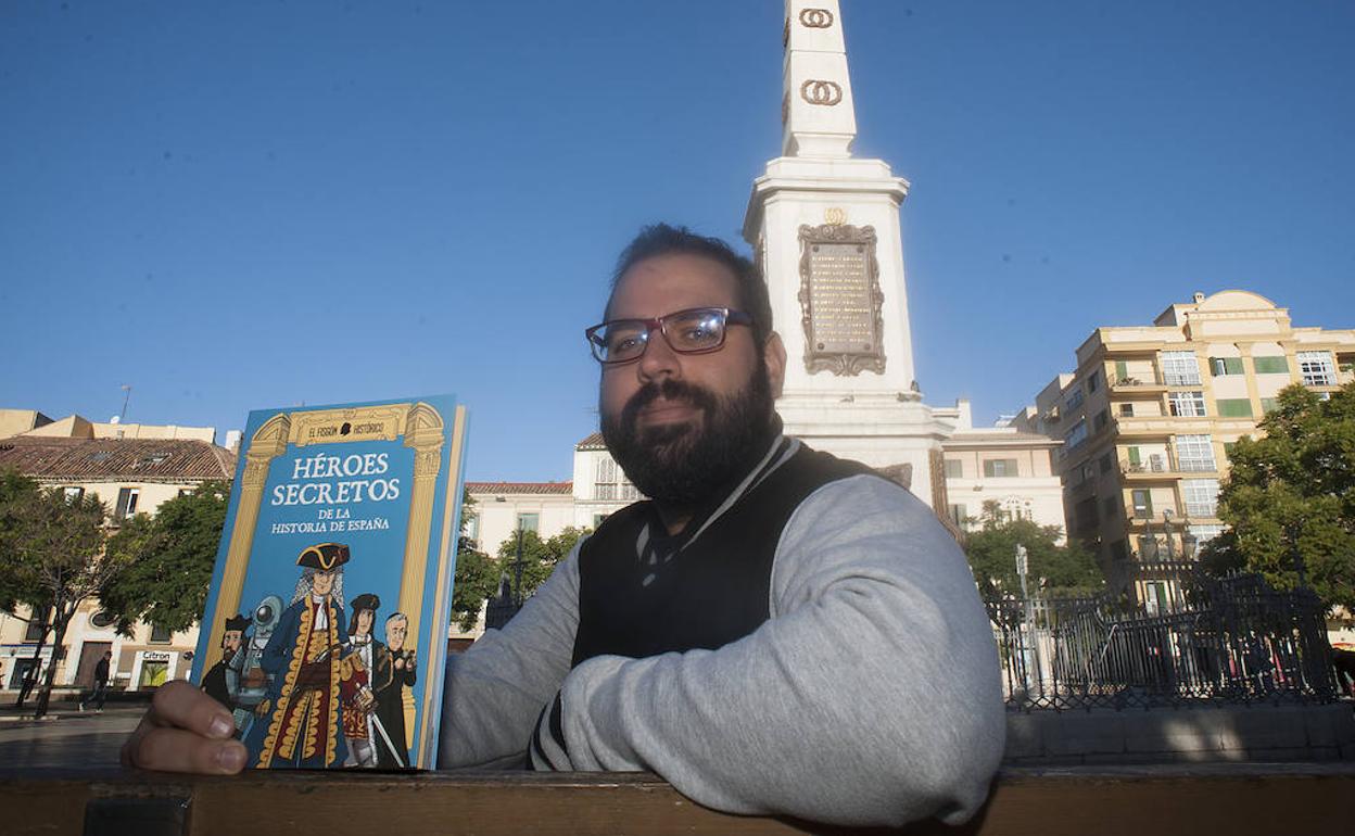 El dibujante Juan de Aragón 'El Fisgón Histórico' con un ejemplar del libro en el que rescata a 'Héroes secretos'. 