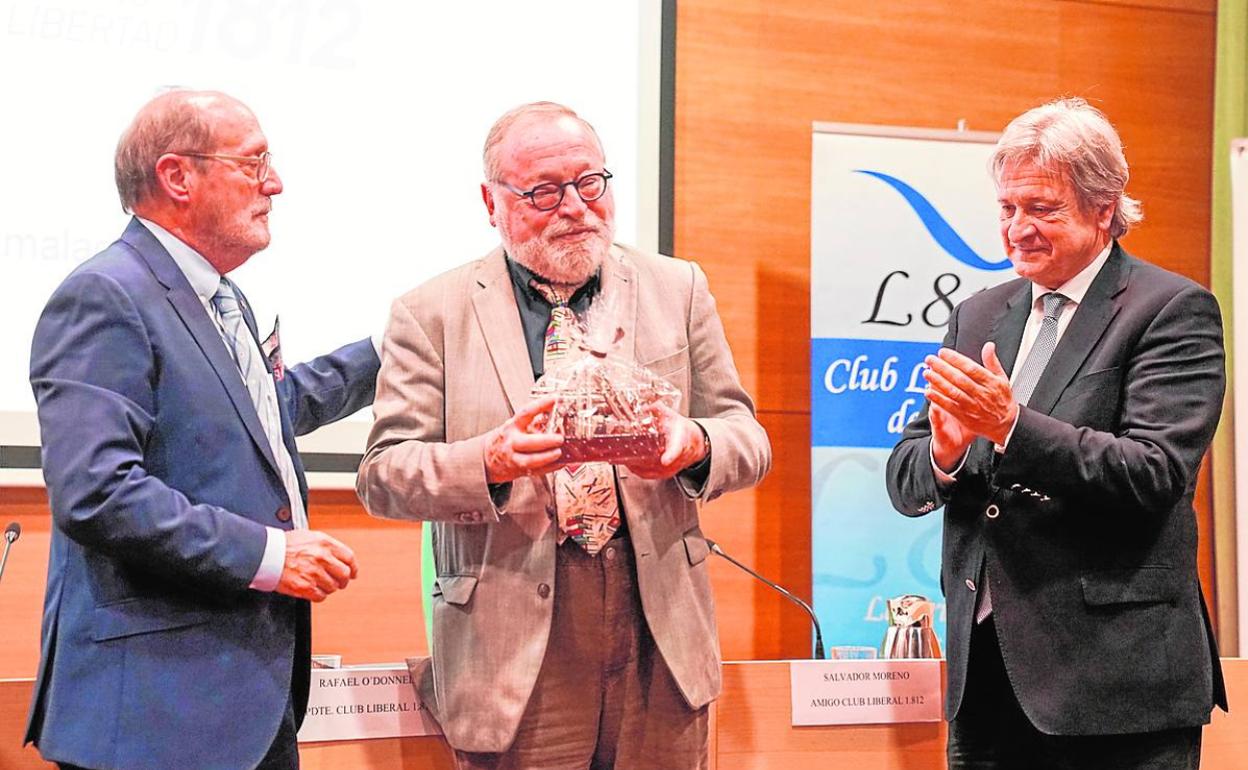 Fernando Savater, con Rafael O'Donnnell y Salvador Moreno, recibe el premio. 