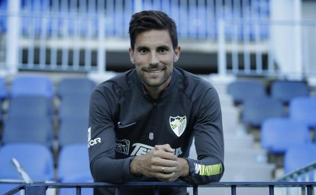 El capitán del Málaga, Adrián González, posa para SUR en La Rosaleda.