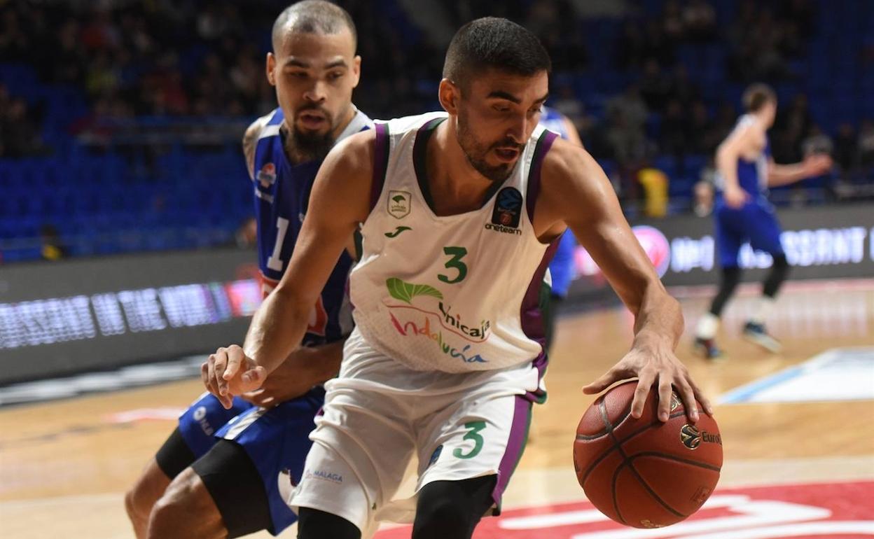 Jaime Fernández, vigilado por Cobbs, en el duelo del miércoles en Podgorica. 