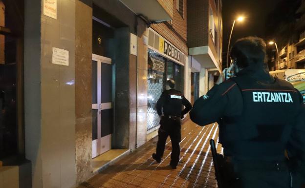 Agentes de la Ertzaintza, en el portal de la vivienda en la que se produjeron los hechos.